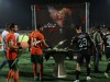 ادای احترام کادر فنی و بازیکنان دو تیم فوتبال مس رفسنجان و پرسپولیس تهران به جانباختگان حادثه بندر عباس